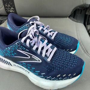 Brooks tennis shoes - size 6